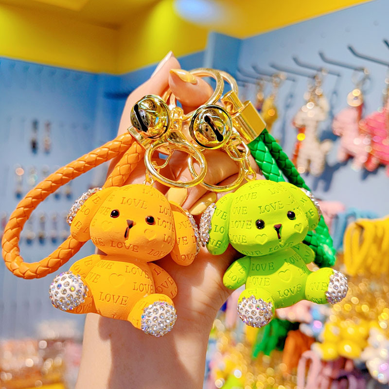 Cute llavero de dibujos animados mujeres diamantes letras perros automóviles colgantes pareja llavero bolsos de estudiantes colgantes al por mayor
