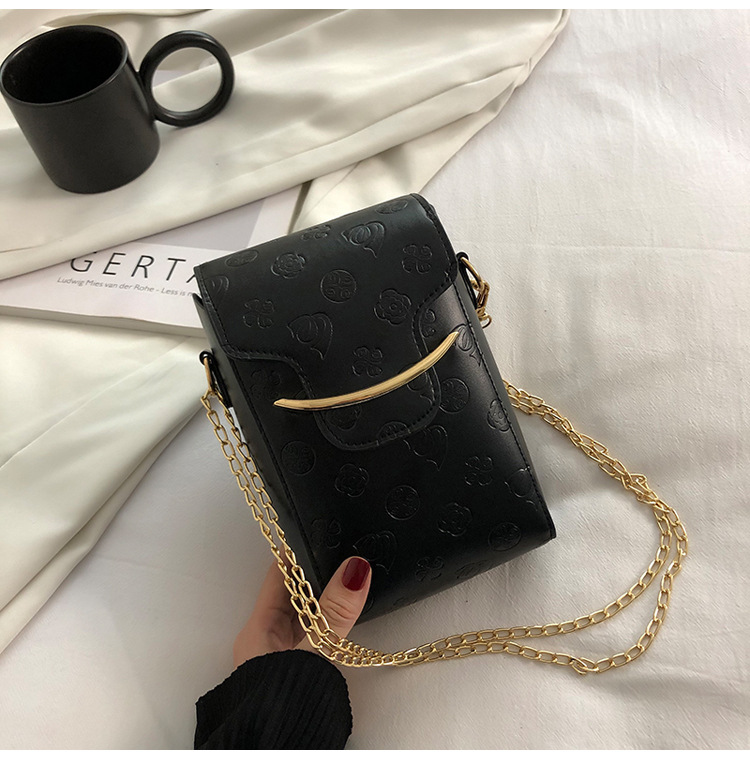 Autumn 2021 New Fashion Chain Messenger Mobile Phone Bag display picture 7
