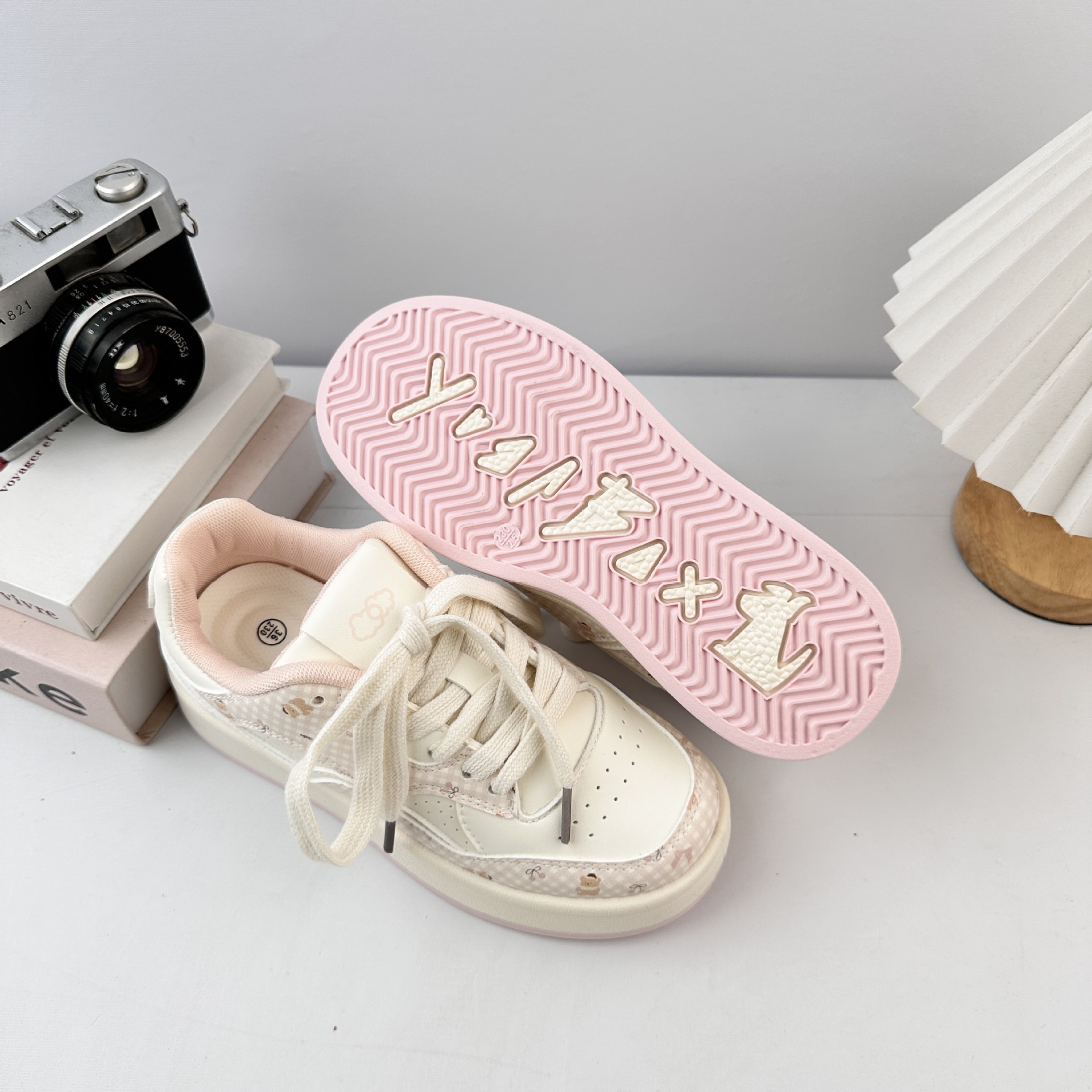 Zapatos de moda de mujeres Yuanbo 2025, zapatos de skate para mujeres coreanas, zapatos blancos rojos de nicho, zapatos de placa azul de glaciar.