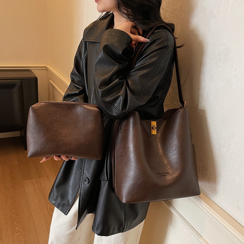 Bolsa de viaje retro coreana para mujeres 2025 invierno nuevo paquete de cubo de hombro de gran capacidad bolsa de mochila casual