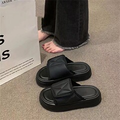 糞感スリッパを踏む女性の厚い底2023夏の起爆マジックは家の滑り止めを貼ってビーチサンダルを履いている