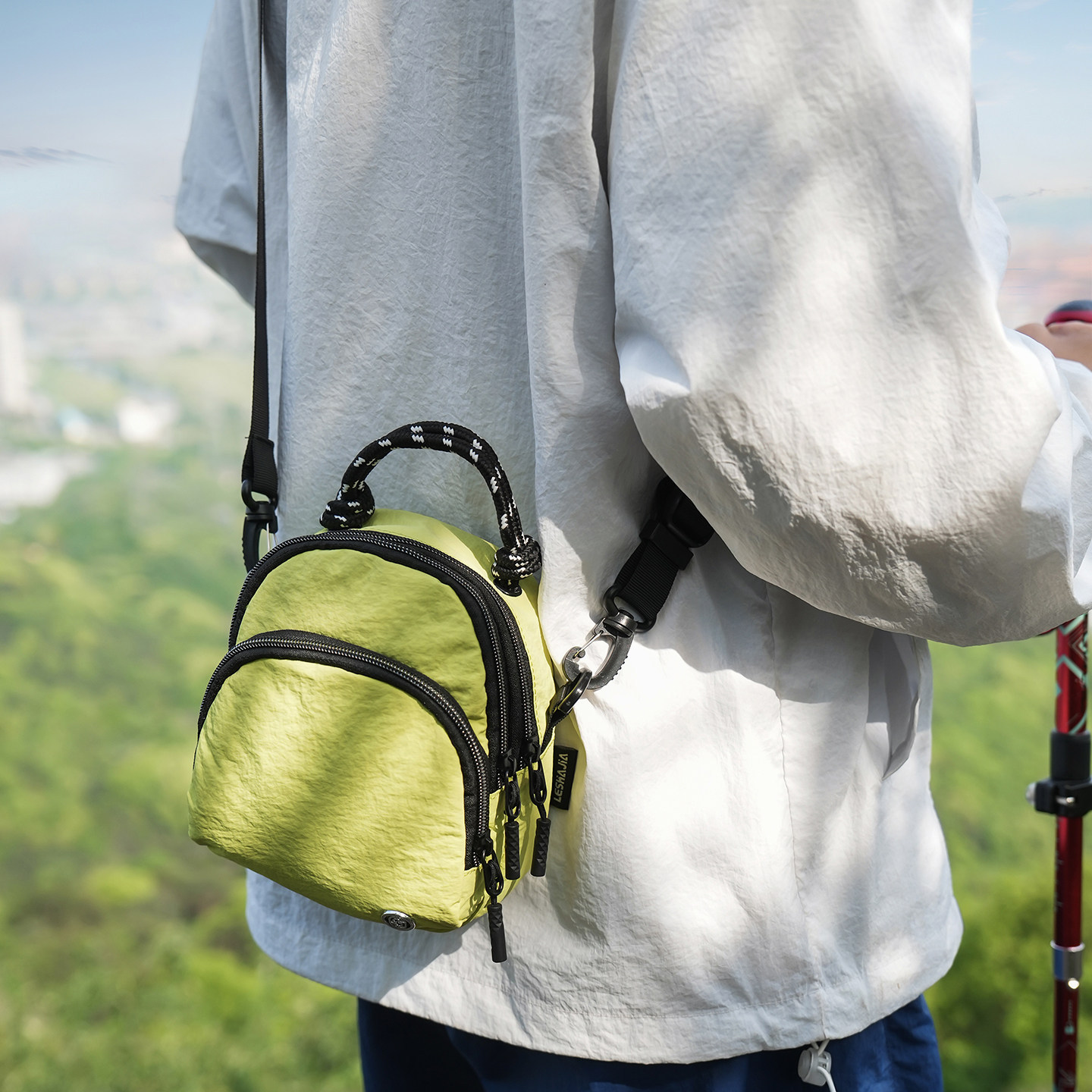 Simple mochila ligera nueva moda 2026 bolsos al aire libre nicho de hombro con el mismo teléfono móvil de nylon para hombres y mujeres