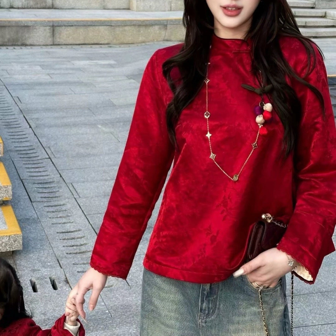 Nanyou silk jacquard top with subtle patterns, featuring a modern Chinese style, a diagonal placket, Chinese-style buttons, a stand-up collar, slightly open sleeves, and a long-sleeved design