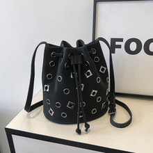 新款时尚百搭通勤大容量质感铆钉个性手提水桶包单肩斜挎防水包包