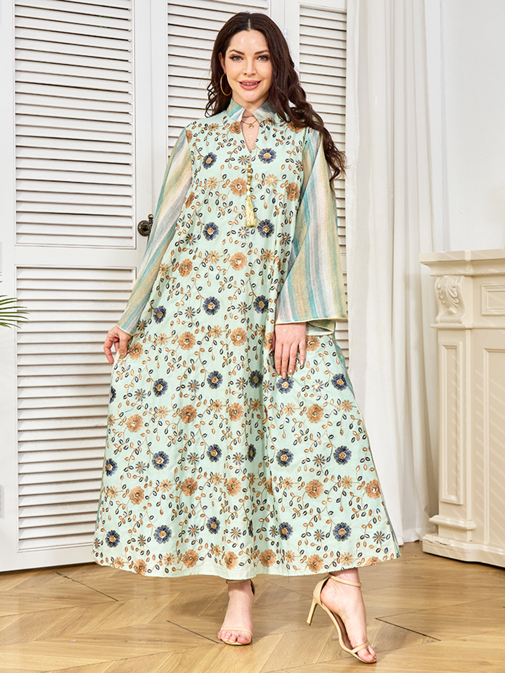 Elegante abaya araba con ricami e paillettes da donna_voghion.com