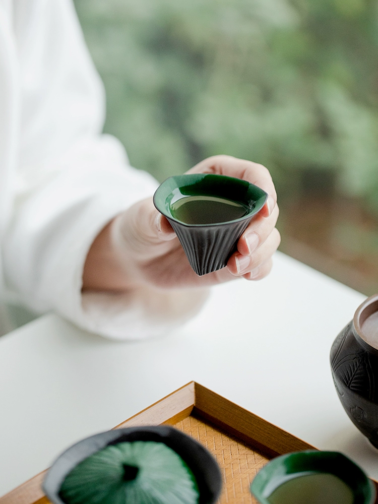 Jet black three-legged ceramic tea cup home creative ceramic tea cup single master cup kung fu tea cup