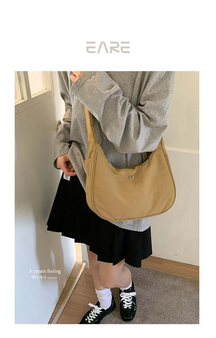 Small handbag, women's underarm bag, fashionable and casual single-shoulder bag, crossbody bag, 2025 new style for work and commuting, stylish solid color bag full figure