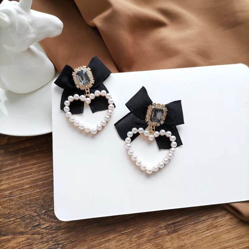 1 Pair Retro Heart Shape Alloy Inlay Artificial Gemstones Artificial Pearls Women's Drop Earrings display picture 4