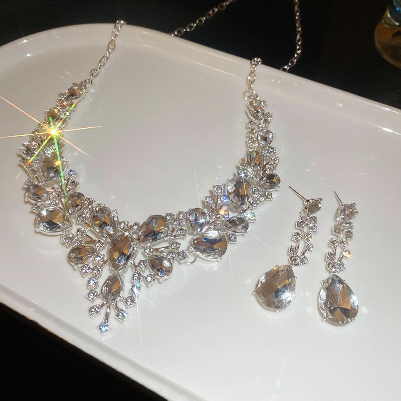 Collar de aretes cuadrados con incrustaciones de diamantes de dos piezas de moda, lujo ligero, collar de alta gama, temperamento exquisito, conjunto de joyas de todo fósforo