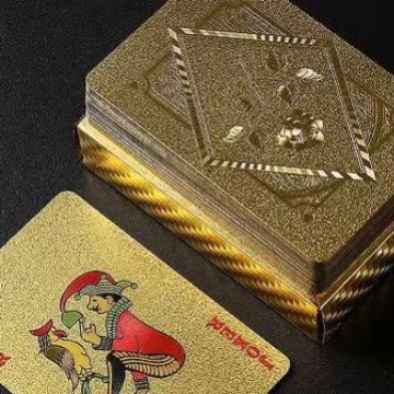 Marca de fábrica al por mayor naipes de alta gama engrosado y duro plástico PET impermeable y resistente al plegado naipes negros de oro y plata