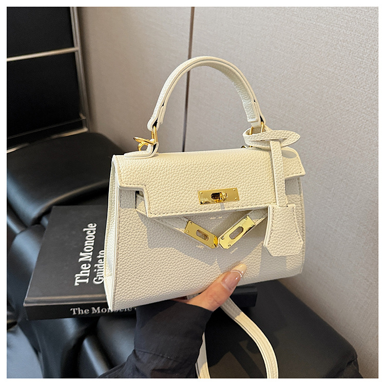 This year, a new women's casual summer single-shoulder crossbody bag with a niche design is in vogue. The hand-held small square bag is popular undefined