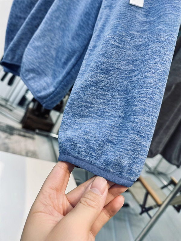男女のために同じタイプのアウトドアで軽薄で柔らかい科学技術が発熱しています。|undefined