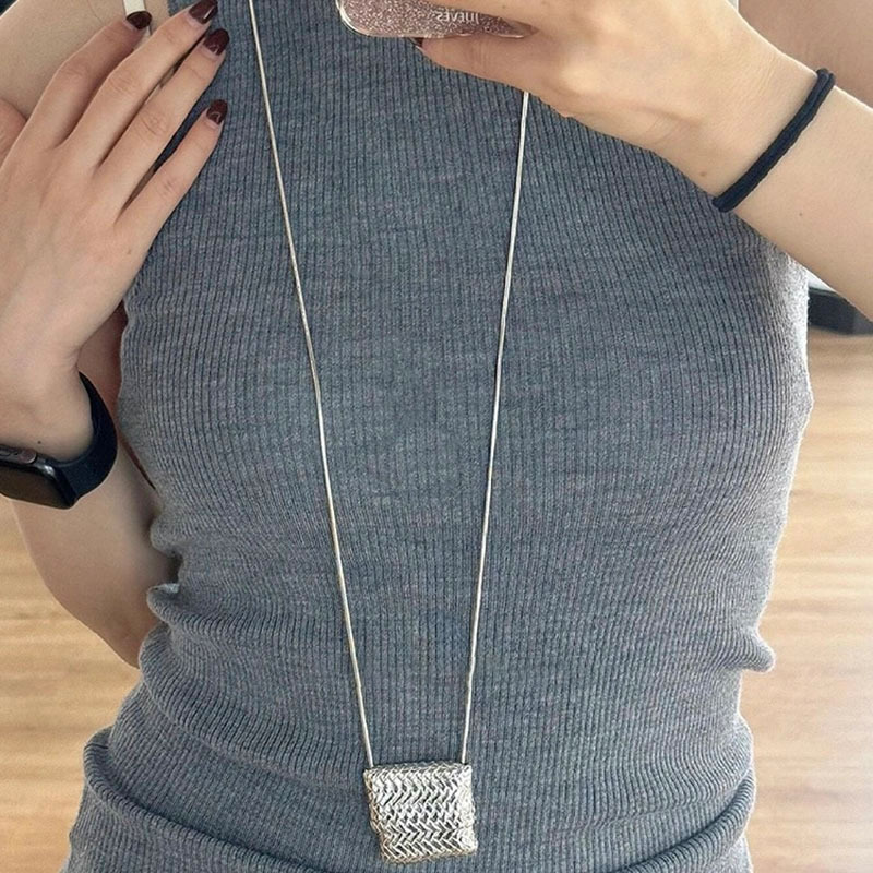 Mini bolso pequeño collar de lujo ligero de alta gama accesorios para niñas de nicho cadena de suéter de pila larga 2025 nuevo