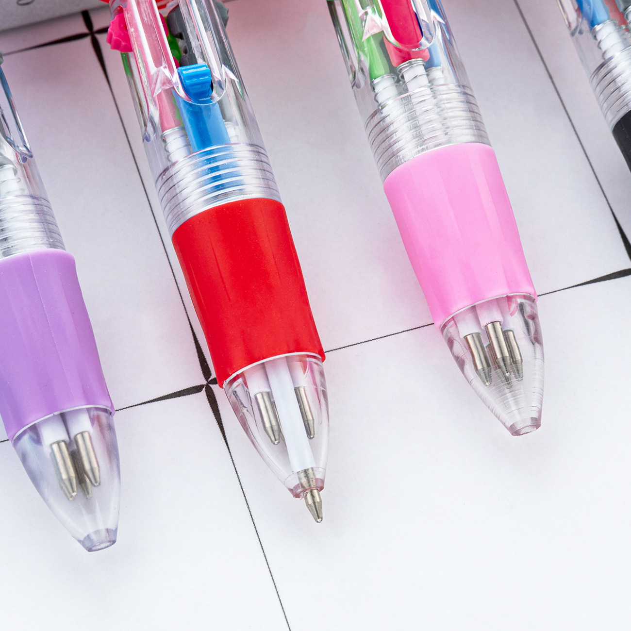 Mini bolígrafo de plástico de cuatro colores dibujos animados amor bolígrafo de marca clave bolígrafo estudiantes cuatro en uno bolígrafo de contabilidad manual