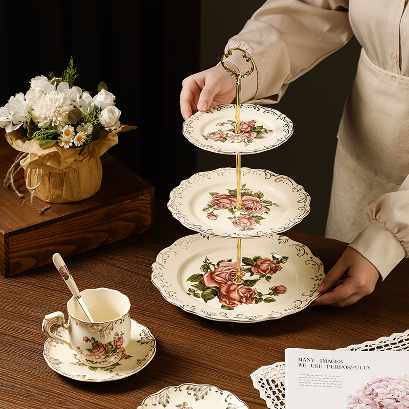 Relieve de la reina rosa europea de lujo ligero plato de pastel de cerámica de tres capas plato de frutas plato de dulces de bocadillos creativo