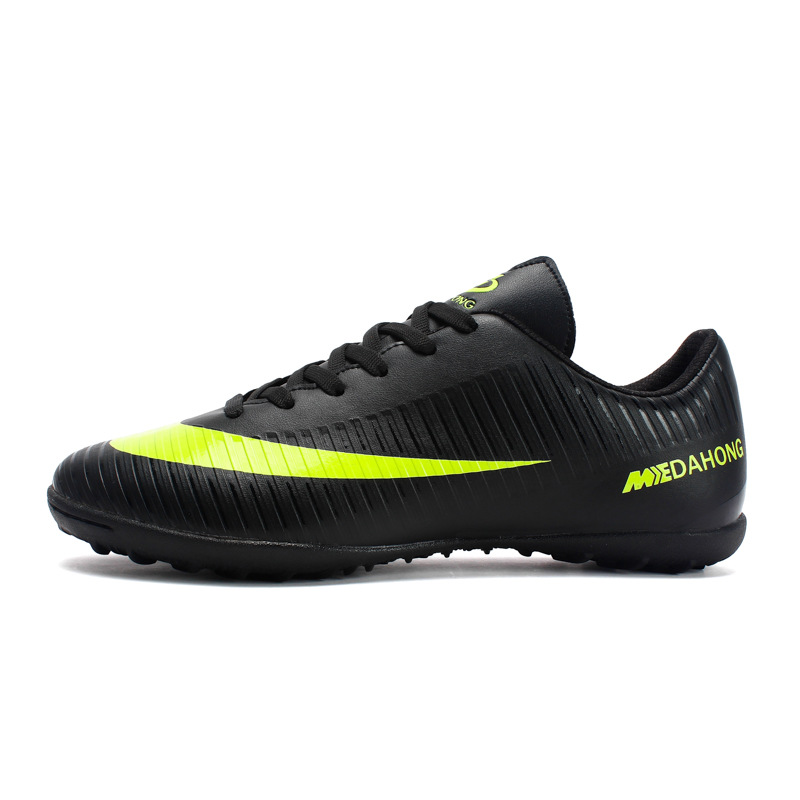 Zapatos de fútbol al aire libre TF uñas rotas para hombres y mujeres zapatillas deportivas antideslizantes de baja altura transpirable absorción de choque competencia estudiante zapatos de entrenamiento verde