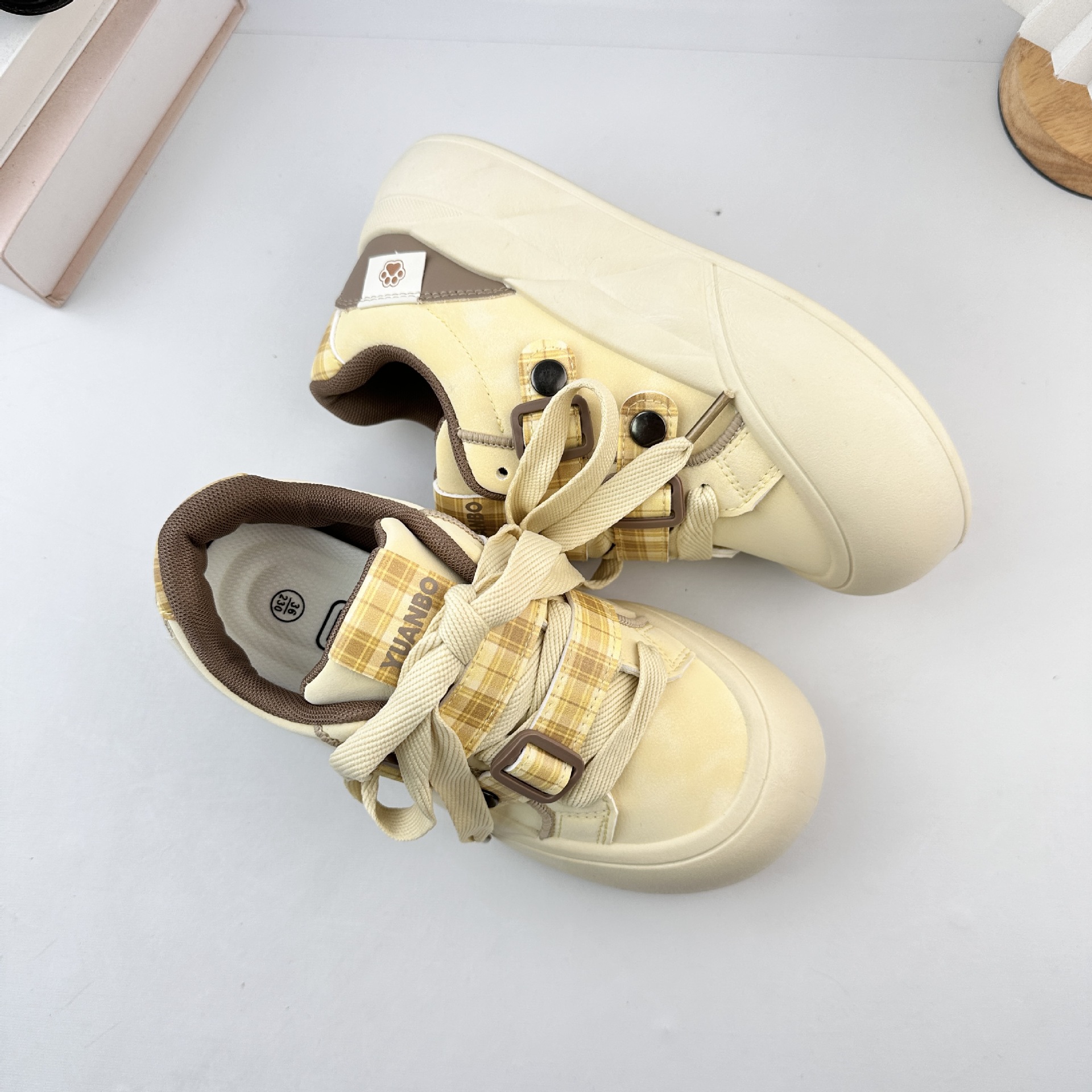 Yuanbo zapatos blancos de mujer leche fu fu zapatos de pan de cabeza grande estudiantes ociosos de soleas gruesas otoño y invierno zapatos casuales universales