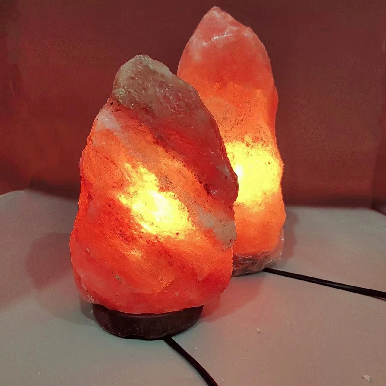 Производители поставляют гималайскую соляную лампу из розовой соли, подключаемую к антирадиационной очистке воздуха различных спецификаций