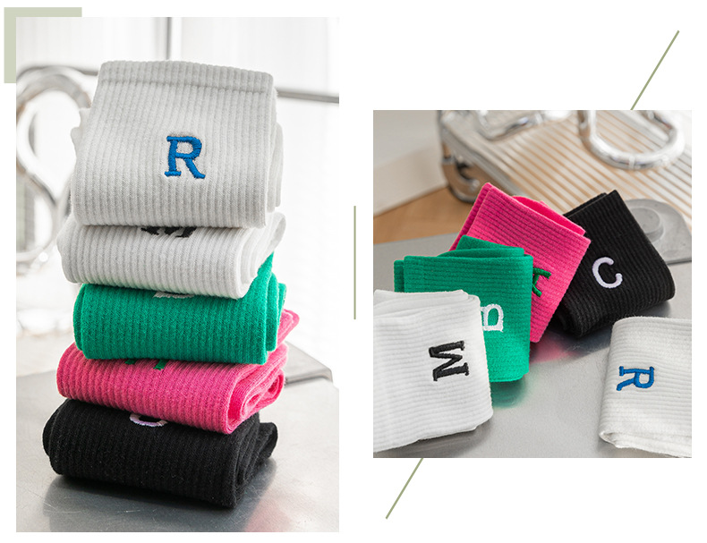 Frau Mode Brief Einfarbig Baumwolle Stickerei Crew Socken Ein Paar display picture 2