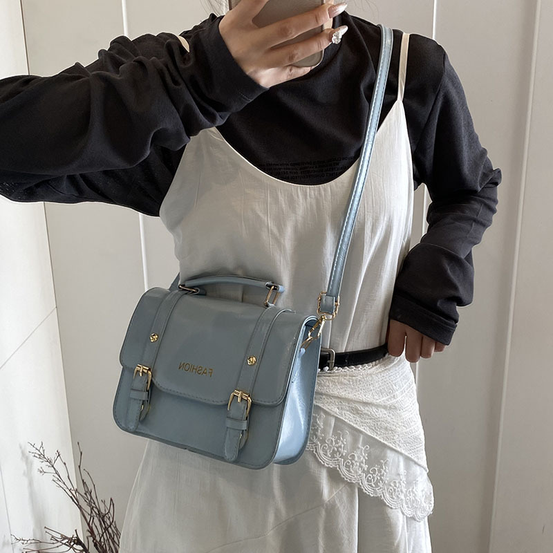 Bolso de mano retro británico para mujeres 2025, nueva moda, bolso cuadrado de color contrastante, bolso de mochila universal, primavera y verano, mujeres extranjeras