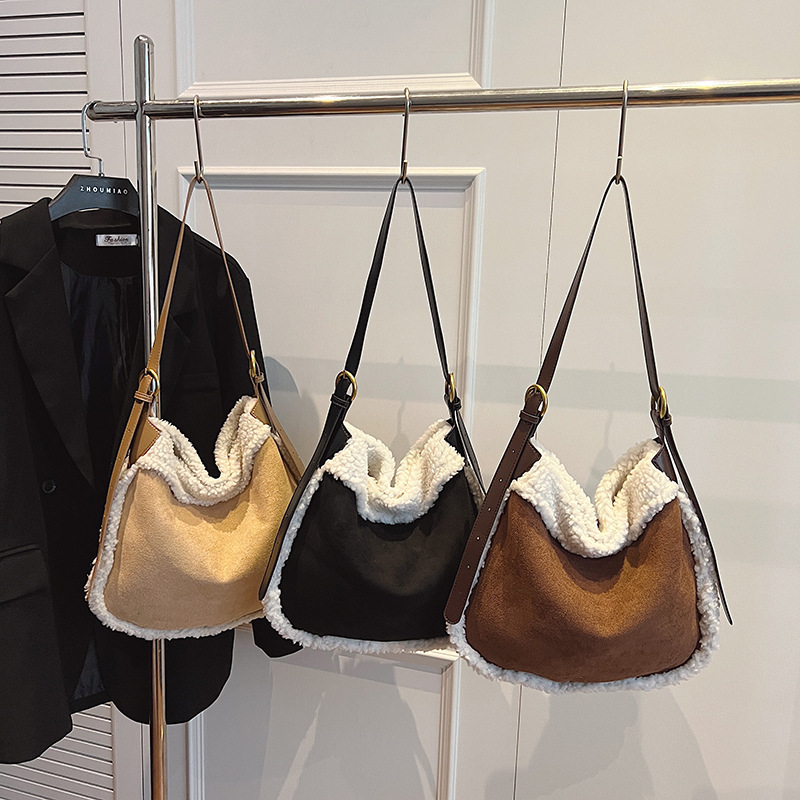 2024 Autumn and Winter New Style Ugg Style Plush Bag for Women, Single Shoulder Diagonal, Large Capacity Underarm, Fashionable, Casual and Versatile