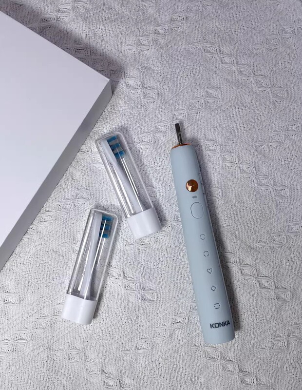 小さな気泡の水性溶液の皮膚の器の精華の顔は暗い頭に行って水を修理して回復してニコチン酸アミドの原液をきれいにします。|undefined