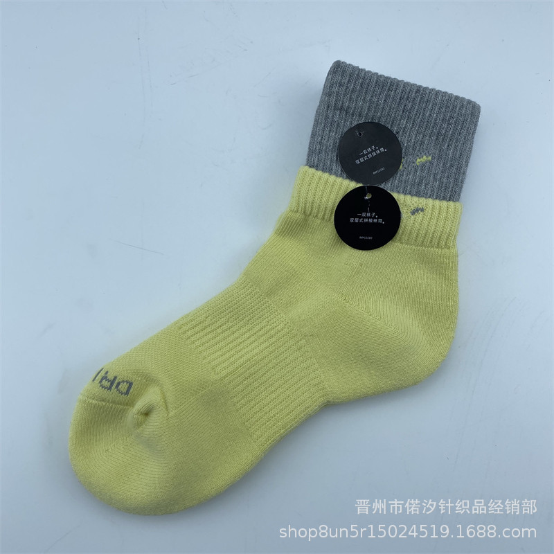 2023新品の偽の2つのつなぎ合わせのスポーツの靴下の中で筒の高い筒の男女の同項のマカロンカラーの厚いタオルの底