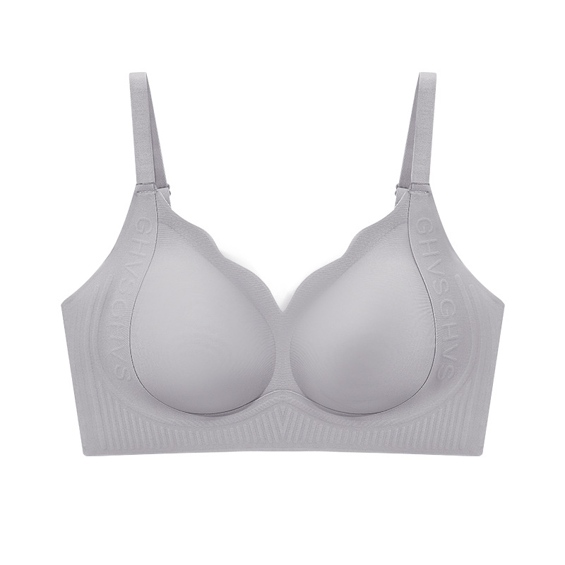 ファンデーションの隠し下着の女性の胸は薄いアルファベットのゼリーを集めて柔らかく支えます。