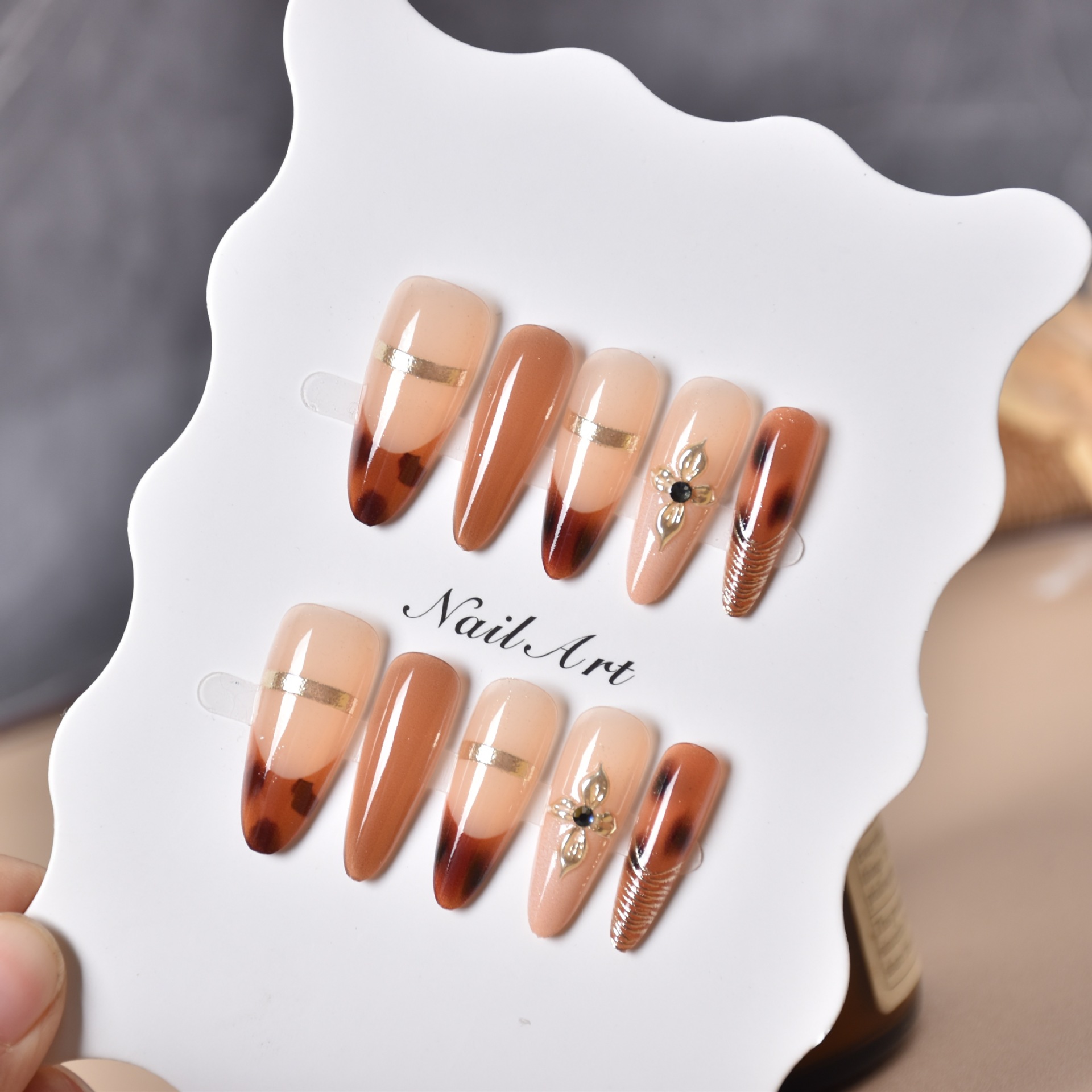 Uña francesa estampada de leopardo estereoscópica flor dorada de manicure francesa parche de uñas falsas desmontable tipo de uso largo