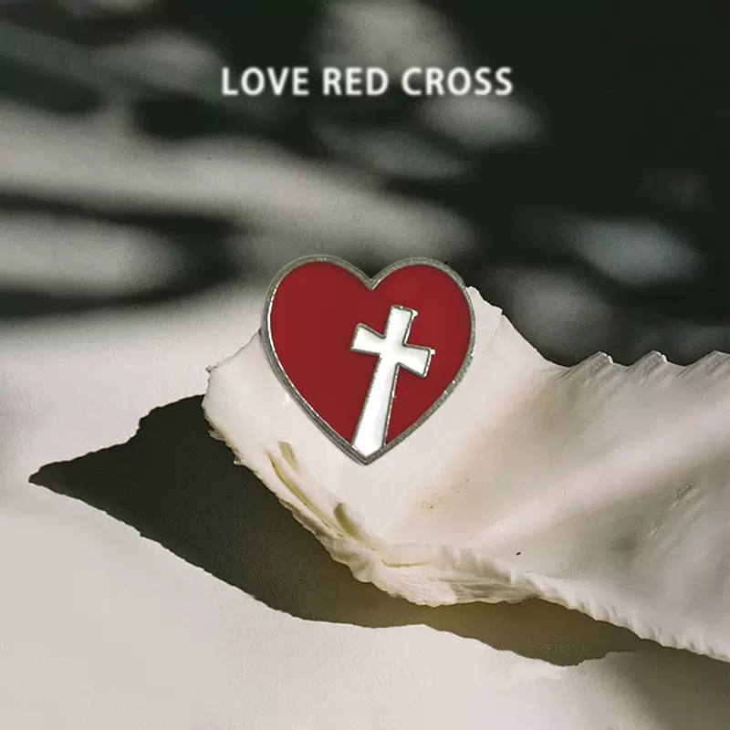 跨境热销爱心胸针欧美红十字架胸花服饰包包徽章滴油合金珐琅饰品