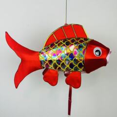 伝統的な非遺魚灯、錦鯉は魚灯を持って、屋外で漢服を着て魚灯を撮影する