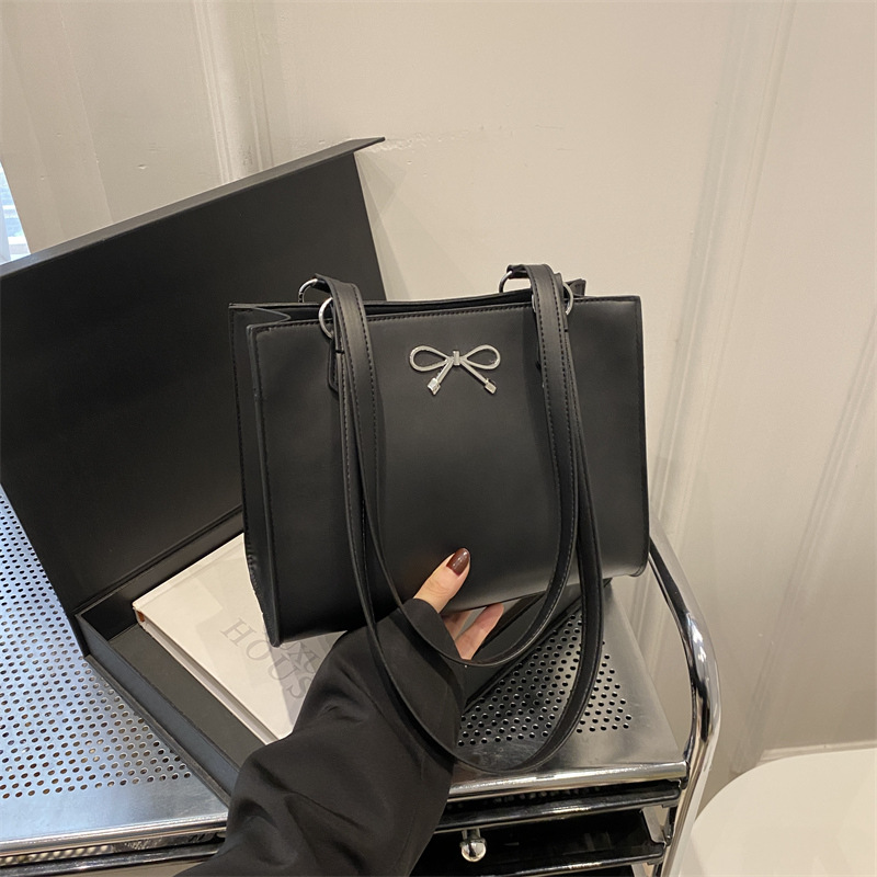 Bolso de mano de gran capacidad de arco 2024 este año popular retro viaje de hombro bolso de brazo bolso coreano para mujeres