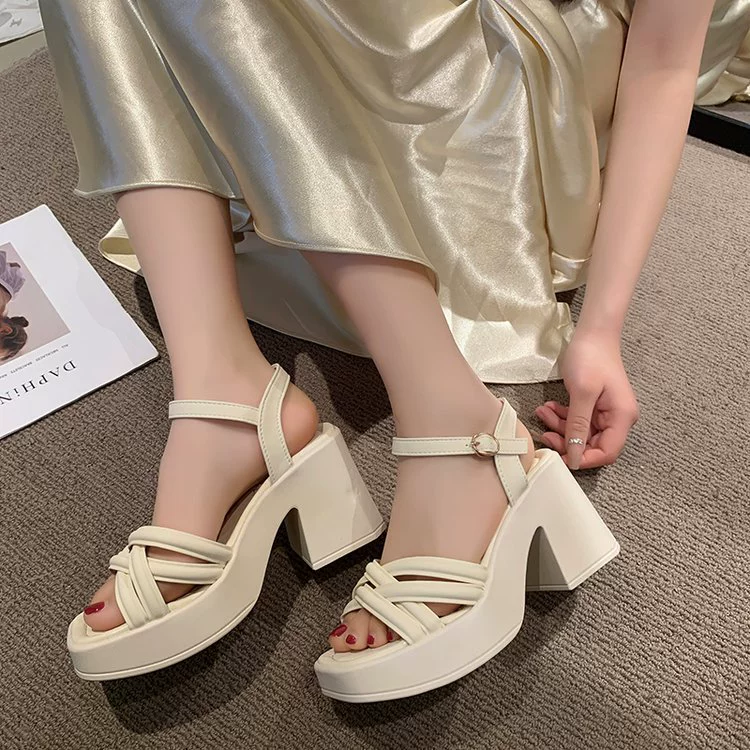 Толстая подошва толстая пряжка на каблуке сандалии рыбий рот женские 2024 новые корейские пуговицы