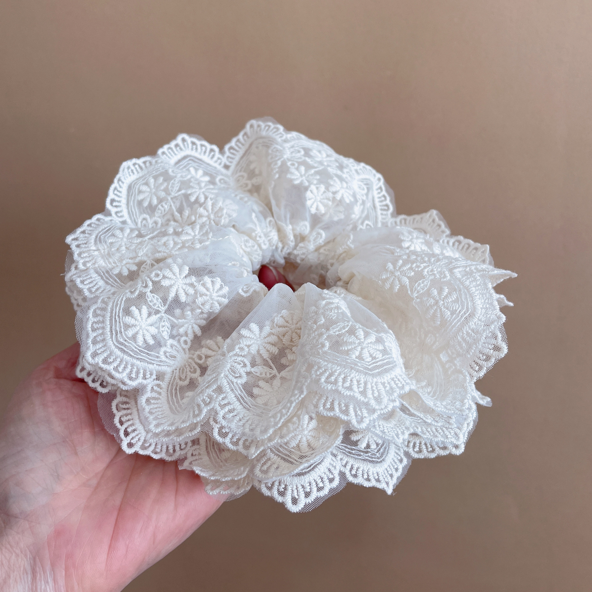 Scrunchie vintage in pizzo di cotone con ricami artistici_voghion.com