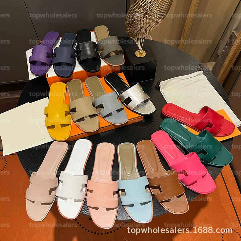 Кожаные тапочки женщины носят 2024 новую летнюю моду дикие плоские слова трал красный пляж туристические сандалии
