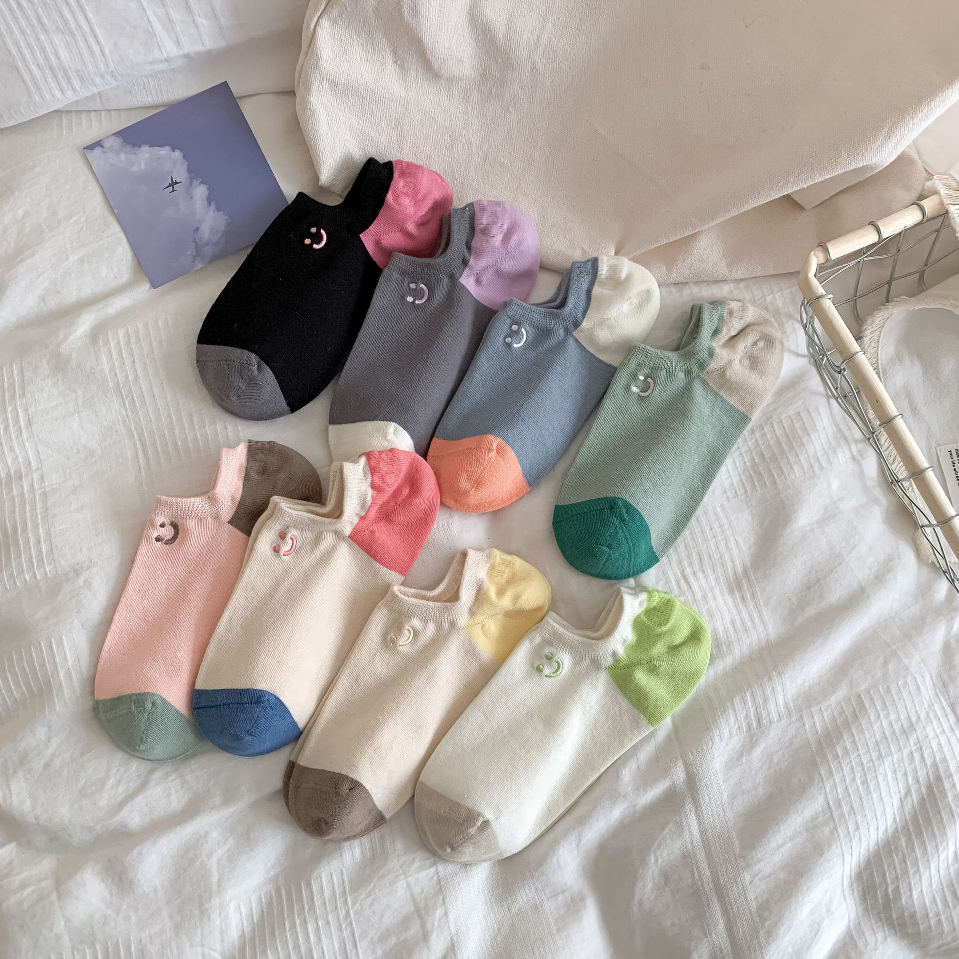 25春夏の色合わせの骨のない船の靴下はシンプルで清新な笑顔の刺繍の浅い口の靴下のドーパミンと見えない靴下を防ぎます。