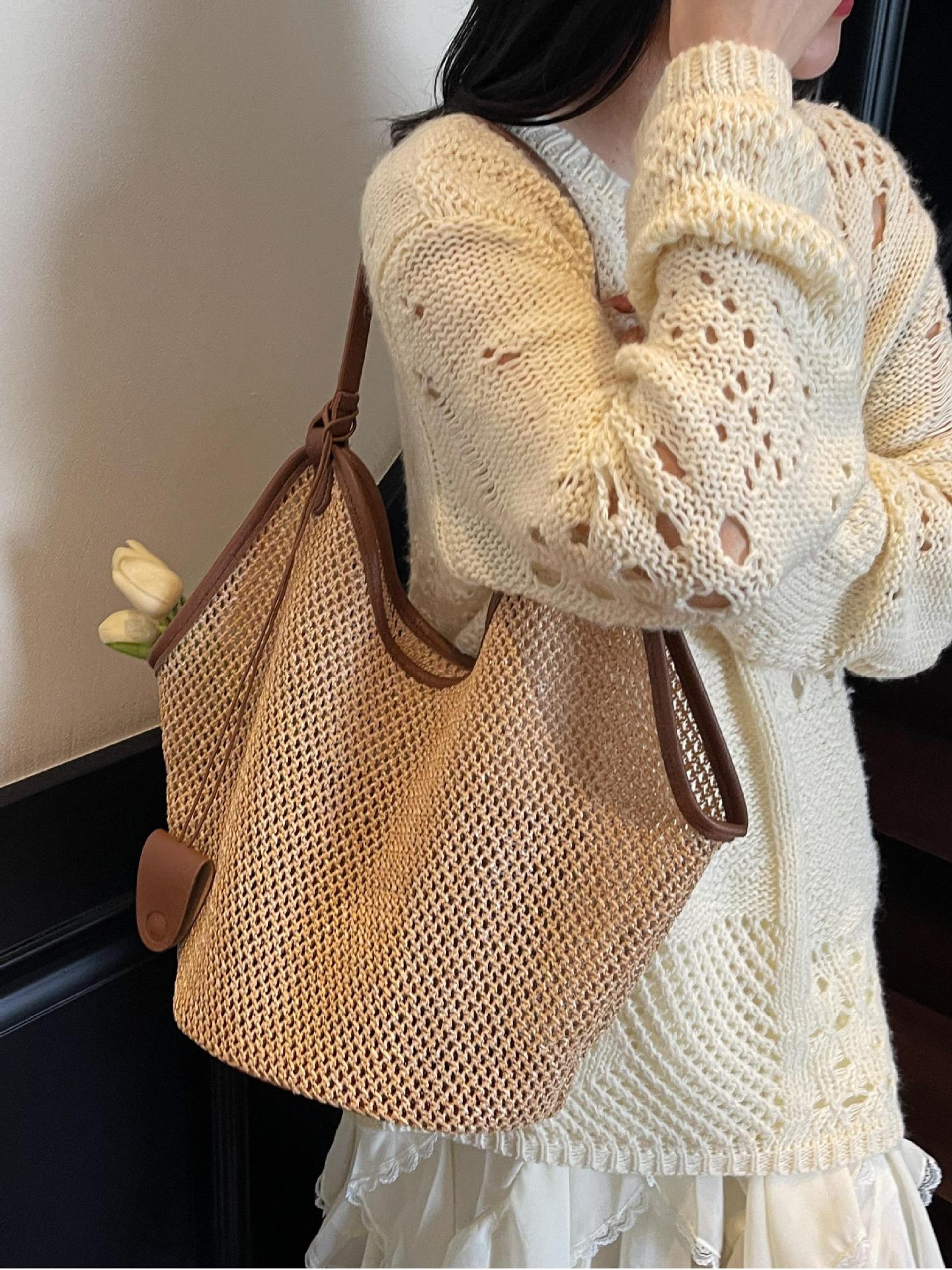 Bolso de paja de diseño hueco popular de verano para mujer 2025 nuevo bolso de viaje junto al mar bolso de viaje de gran capacidad