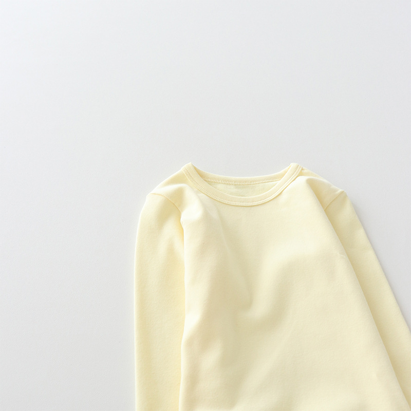 Camiseta de manga larga de algodón puro para niños 2026, camiseta básica para primavera y otoño, top cepillado de cuello redondo de color liso y corte holgado para niños y niñas.