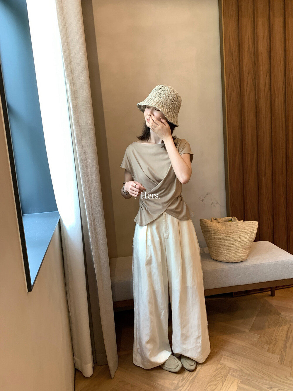 Áo thun nữ tay ngắn cổ tròn phong cách Hàn Quốc, thiết kế lưng xẻ khoét lệch — màu đen, Xám khói, trắng ngà, màu hồng chi tiết 21