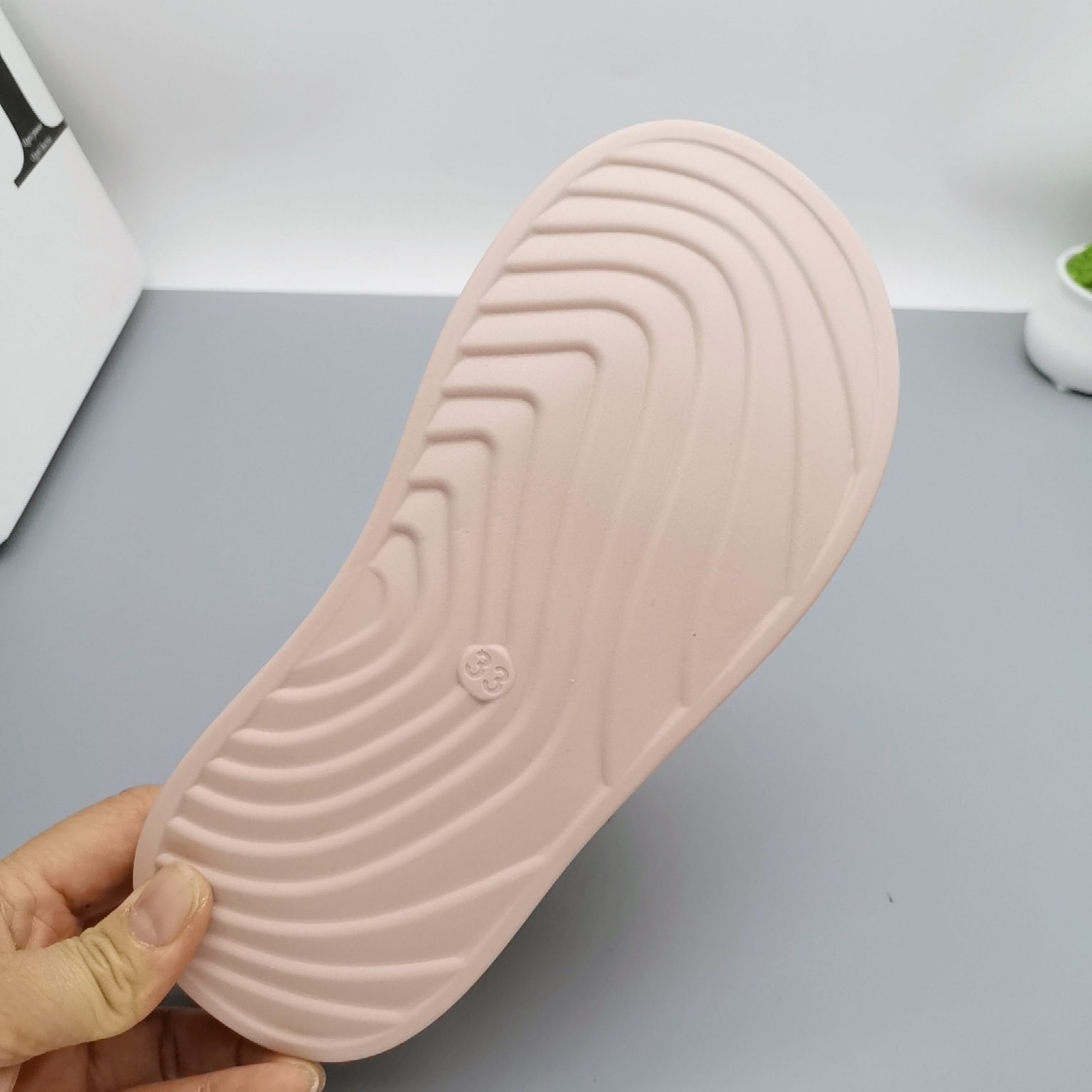 Verano caliente 2025 retro tesoro femenino 6-12 años a través de la red zapatos casuales antideslizantes tendón de res niñas zapatos de princesa para niños grandes