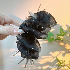 雲の泡の糸は女性を挟んで逃げます。