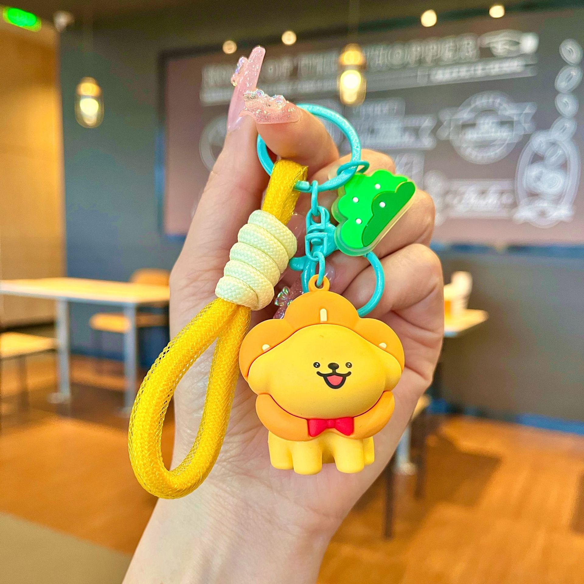 Línea de fábrica de llaveros perros en línea al por mayor postre popular cabeza cubierta de llaves de automóvil muñeca pequeña decoración de regalo