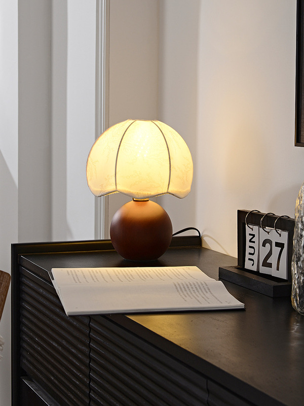 Stone Crown South Sea Style Solid Wood Table Lamp French Medieval Antique American Bedroom Bedside Living Room Atmosphere Lamp