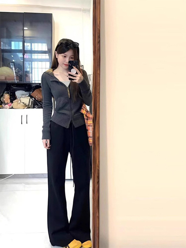 アメリカのギャルのセクシーなレトロな格子のファスナーは帽子をつないで身を修めてやせている長袖のtシャツの韓系のメリヤスのカーディガンの上着を見せます。