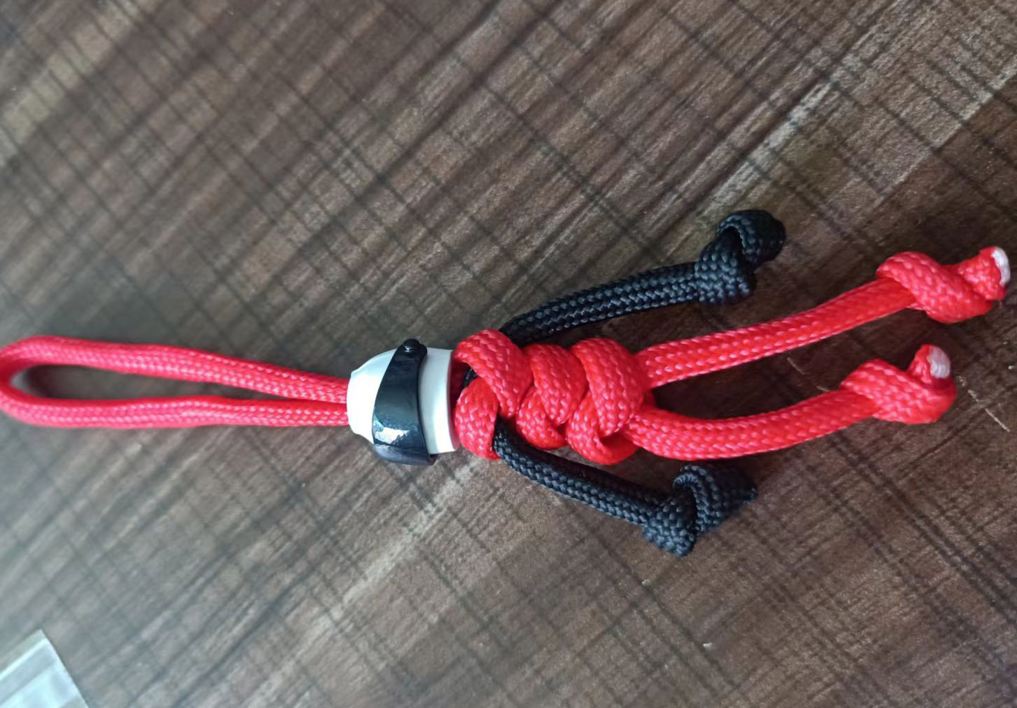 Casco de cuerda roja