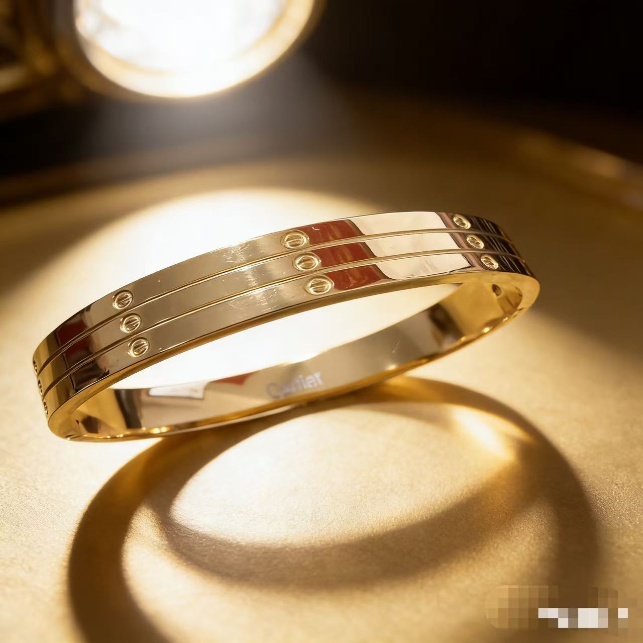 2025 新しいヨーロッパとアメリカのビッグブランドチタン鋼ブレスレット非退色ステンレス鋼ブレスレットバックルオープニングハンドジュエリー卸売