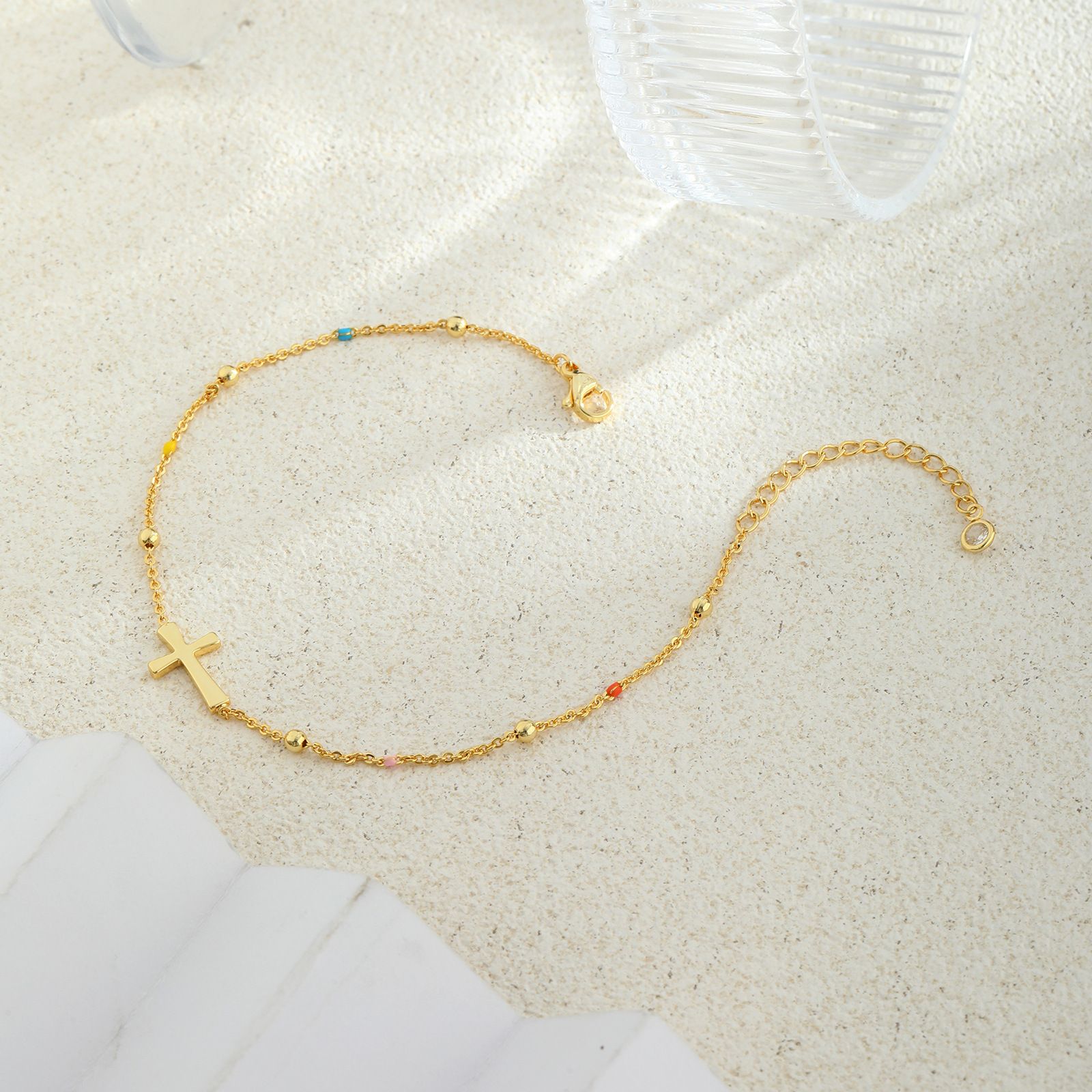 Tobillera de perlas con cruz dorada joya de pie de lujo_voghion.com