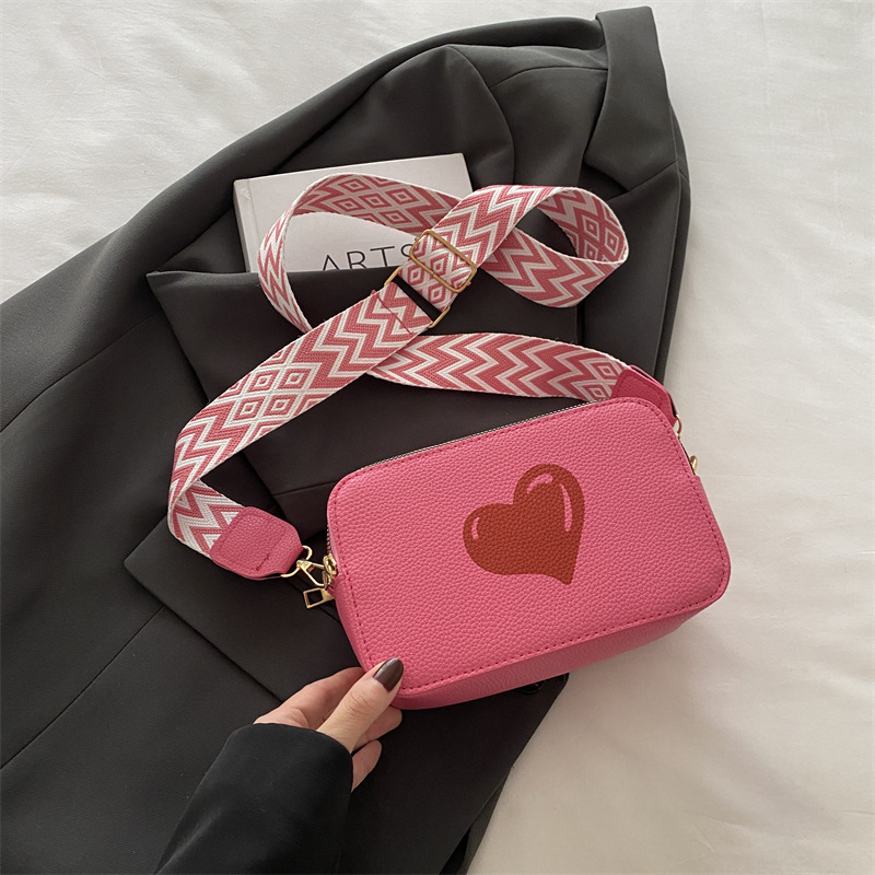 Love Fashion ancho bandolera bandolera de un solo hombro 2024 otoño e invierno nuevo estilo salvaje temperamento ins simple bolsa cuadrada pequeña