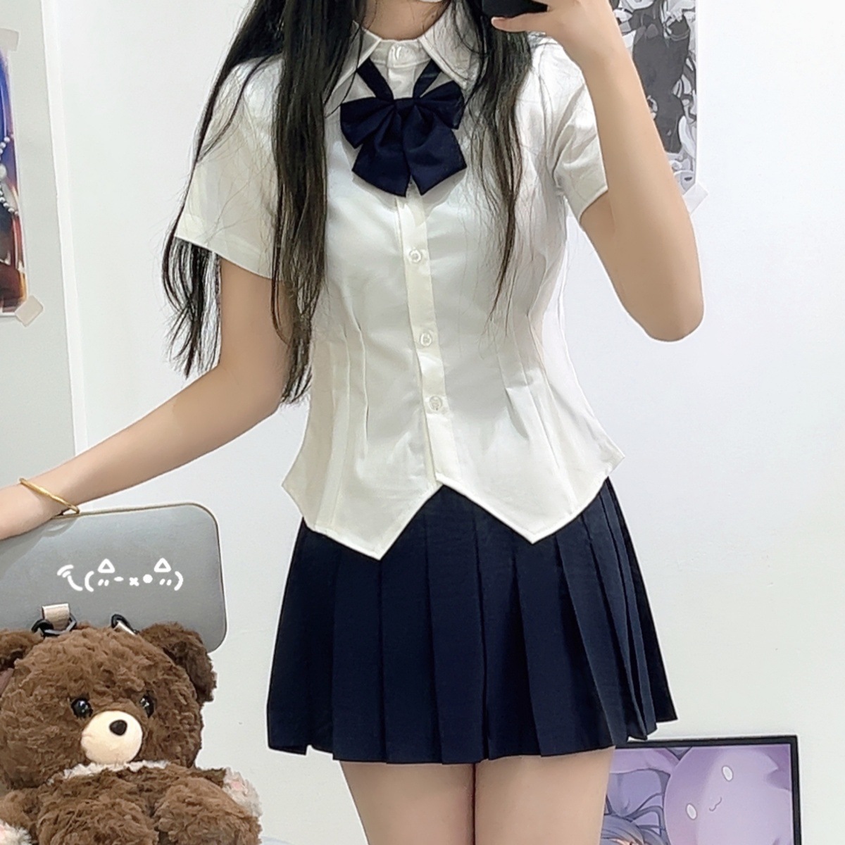 허리가 잘록한 흰색 반팔 셔츠 + 블루 타이 + 블루 A라인 스커트