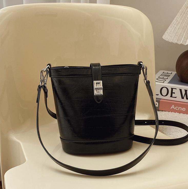 Moda simple bolso de cubo portátil mujer 2025 nuevo estilo versátil retro bolso de hombro casual alta sensación de mochila